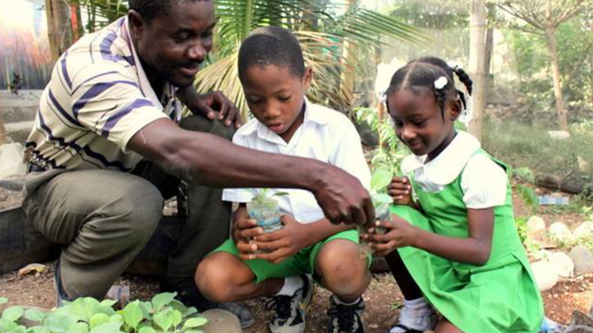 un insegnante con due bambini studiano la natura