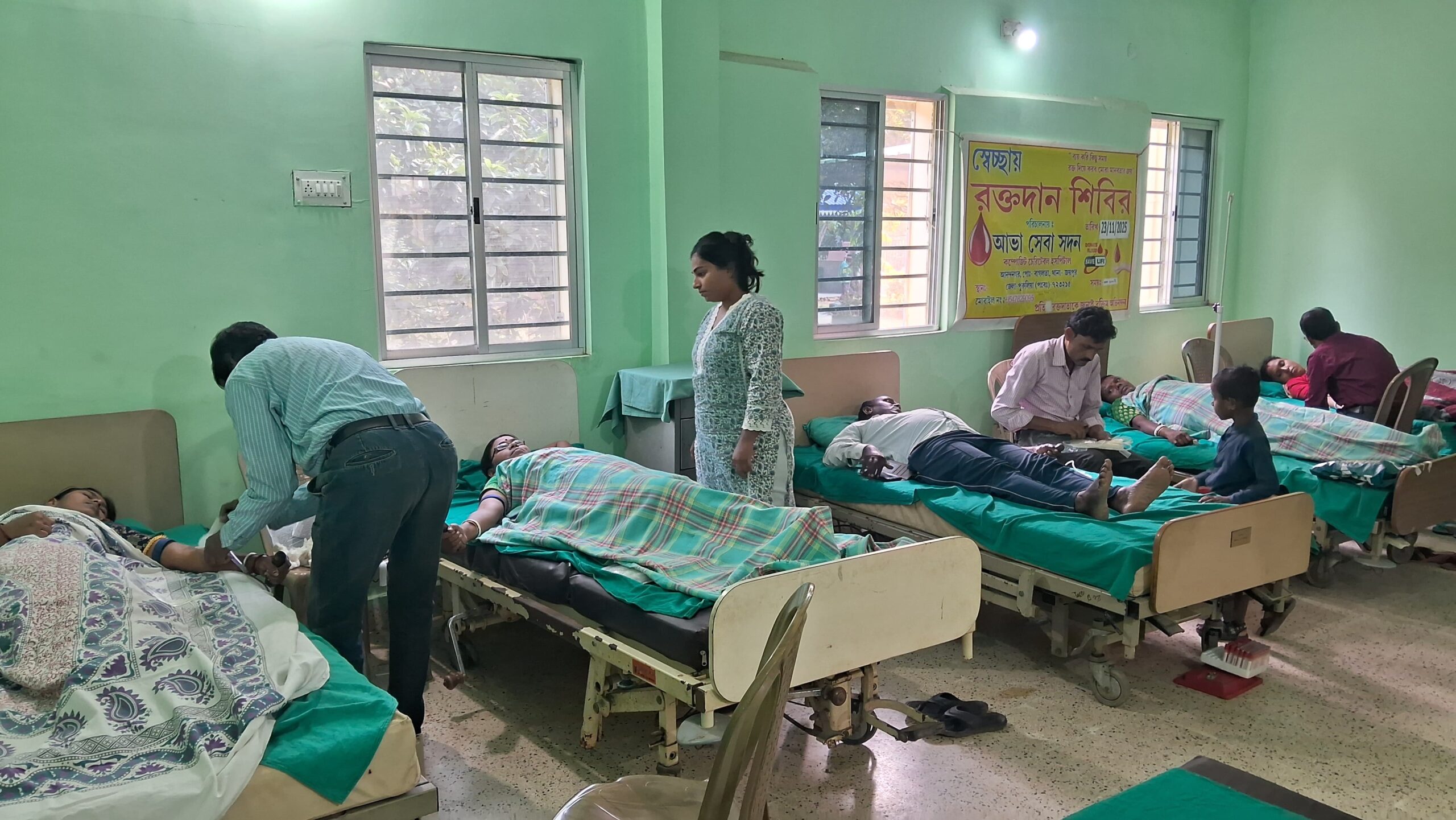donazione di sangue: i volontari sono distesi a letto nell'ospedale di Ananda Nagar mentre donano il sangue