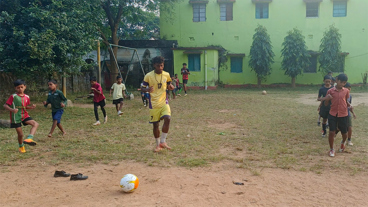 bambini si allenano a calcio