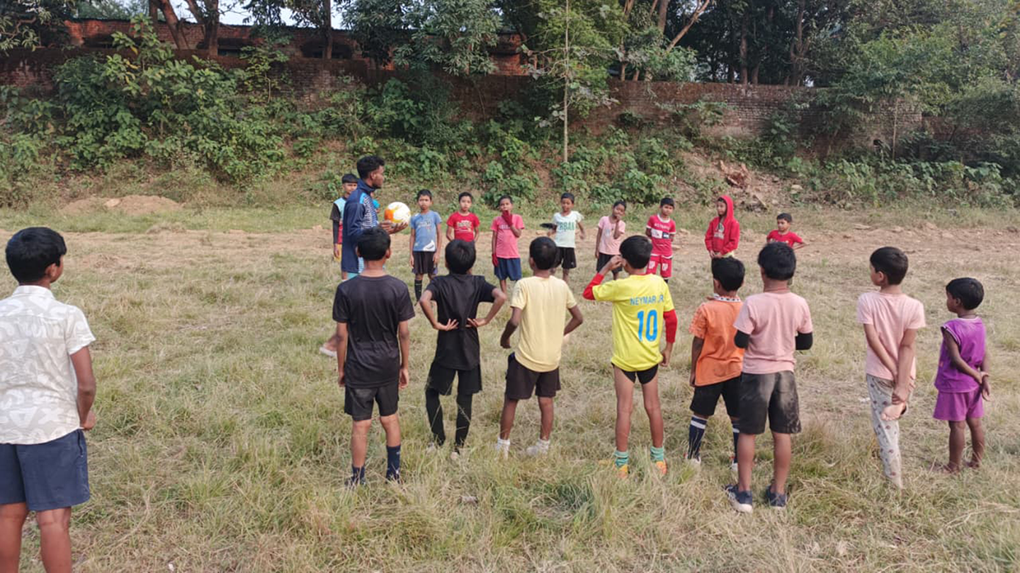 bambini ascoltano il loro allenatore di calcio