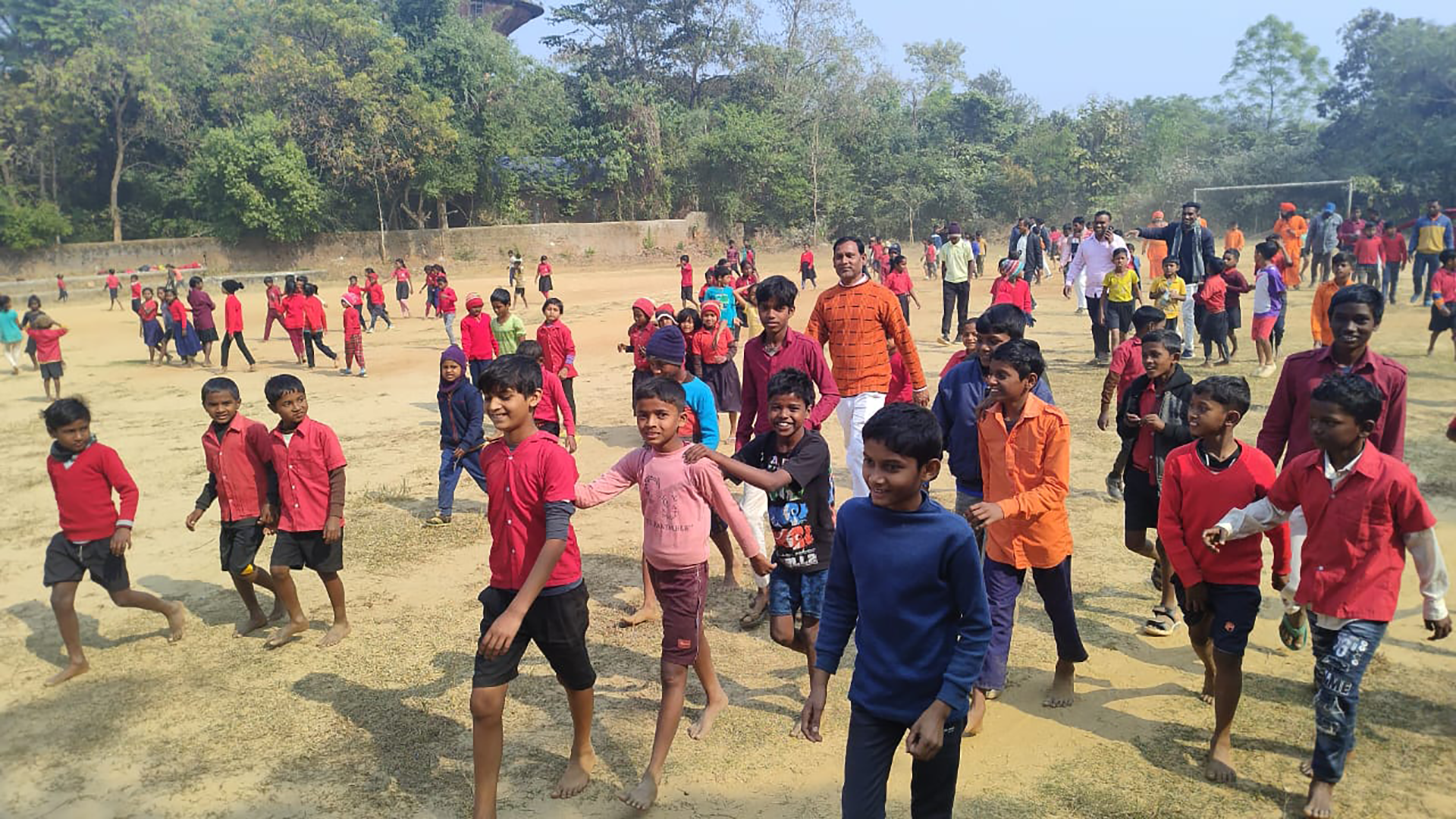 giovani, ragazzi e insegnanti iniziano la maratona dal campo sportivo